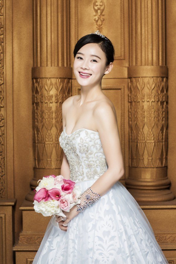 袁姗姗登杂志封面 典雅气质大片似娇媚新娘