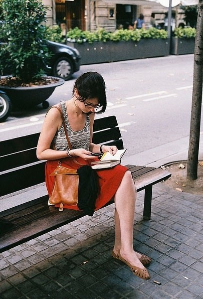 初秋法兰西街拍 看摩登少女演绎唯美风格