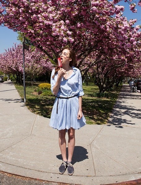 初秋法兰西街拍 看摩登少女演绎唯美风格