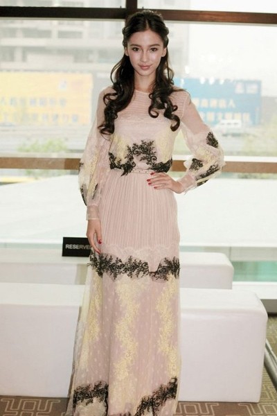 Angelababy长裙造型盘点 看女神时尚衣品晋级记