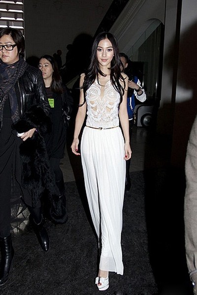 Angelababy长裙造型盘点 看女神时尚衣品晋级记