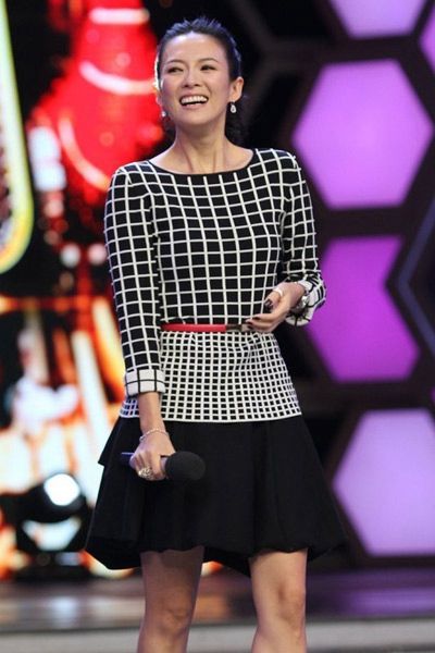 章子怡爱穿裙装 最新优雅造型点评