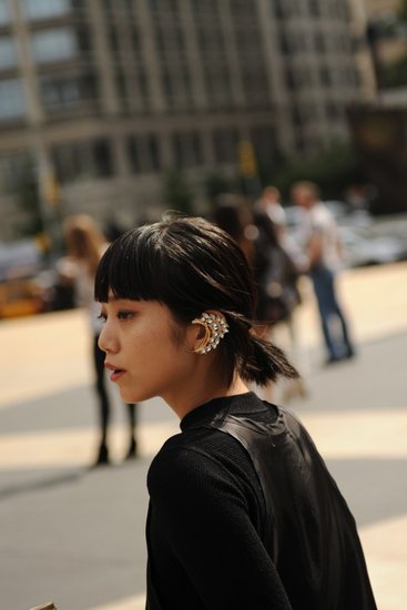 纽约时装周场外街拍 混搭配饰抢镜