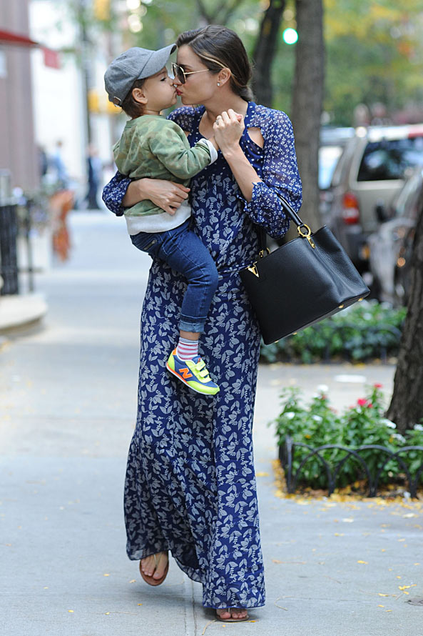 Miranda Kerr街拍 靠牛仔裤简单搭配就能搞定