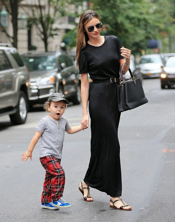 Miranda Kerr街拍 靠牛仔裤简单搭配就能搞定