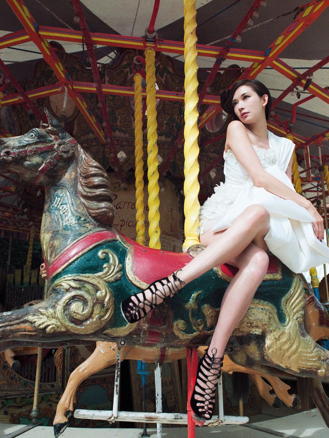 林志玲华丽登VOGUE封面 低胸秀美乳大秀优雅