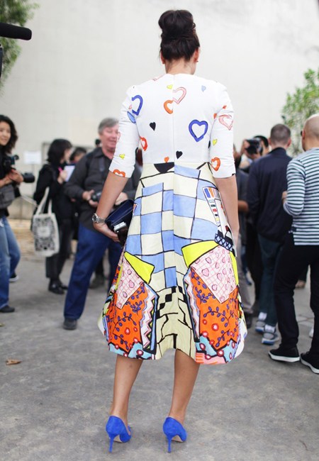 裙角飞扬浪漫今秋 巴黎街头潮人裙装街拍