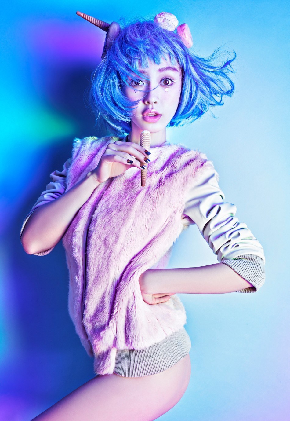 ANGELABABY破尺度低胸露臀化身蓝色妖姬