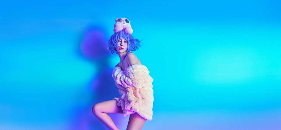 ANGELABABY破尺度低胸露臀化身蓝色妖姬