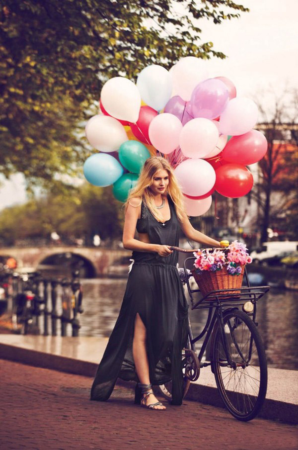 单车少女正当红 拉风出街演绎时尚姿态