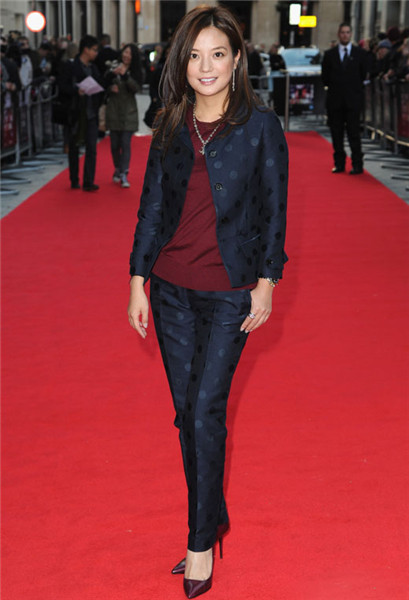 明星示范 酒红色这样搭不老气还显气质