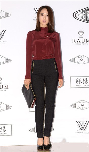 明星示范 酒红色这样搭不老气还显气质