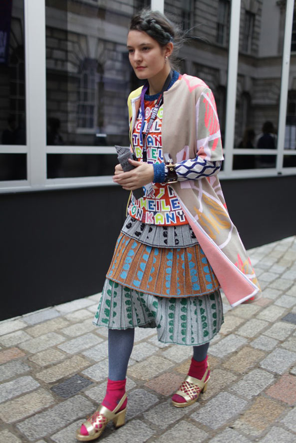 2014春夏时装周街拍: 看潮人们脚上的袜子搭配