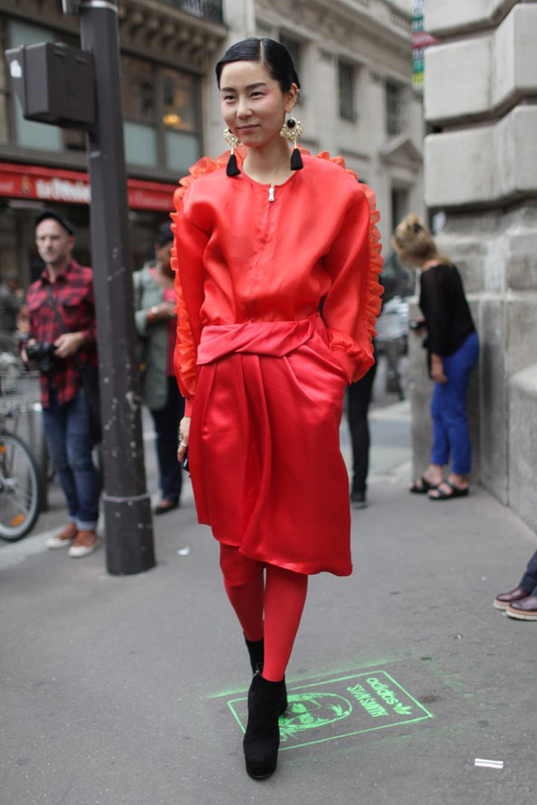 2014春夏时装周街拍: 看潮人们脚上的袜子搭配