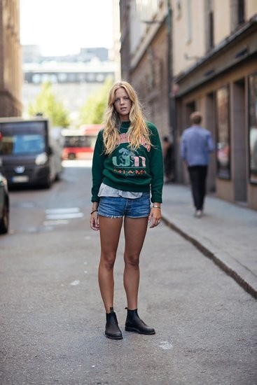 欧美潮人街拍 针织套头衫搭出运动感