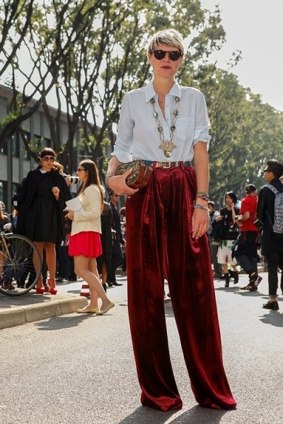 街拍新趋势：穿男朋友的白衬衫很时髦