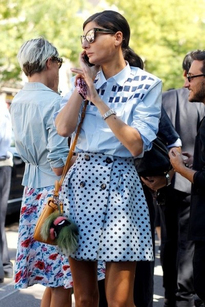 街拍新趋势：穿男朋友的白衬衫很时髦