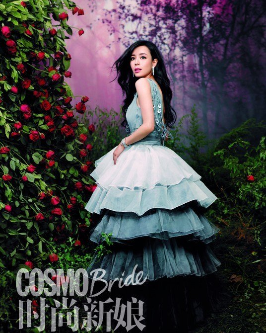 张静初登《时尚新娘》 花色婚纱映佳人