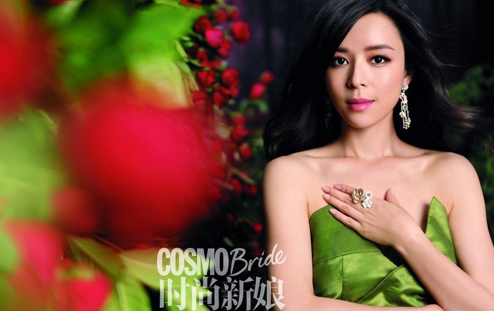 张静初登《时尚新娘》 花色婚纱映佳人