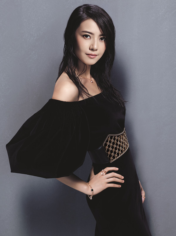 高圆圆登杂志封面 优雅气质尽显低调华丽