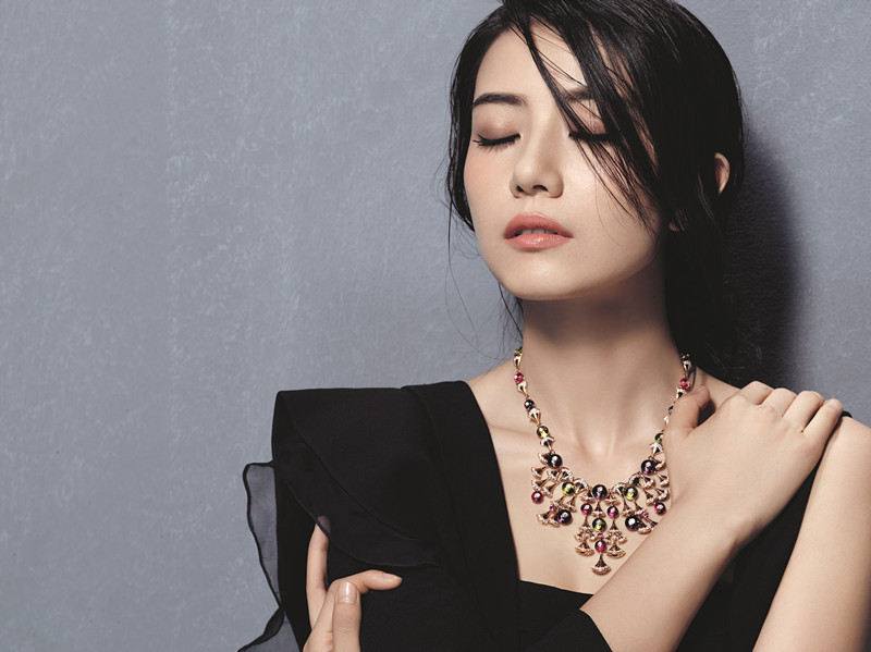 高圆圆登杂志封面 优雅气质尽显低调华丽