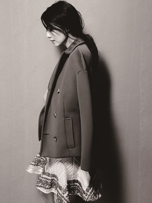 高圆圆登杂志封面 优雅气质尽显低调华丽