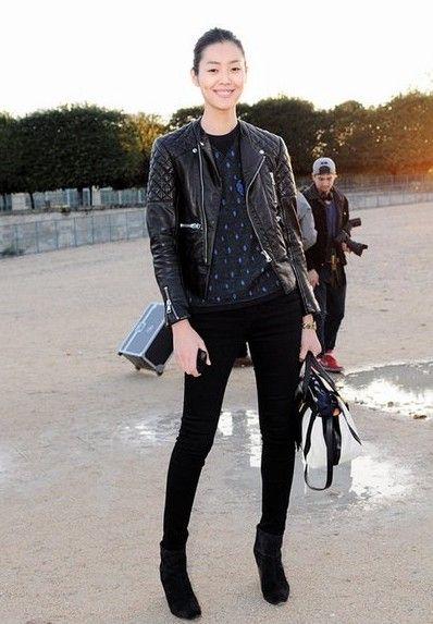 打破秋冬沉闷 看欧美潮人多彩皮衣风格街拍