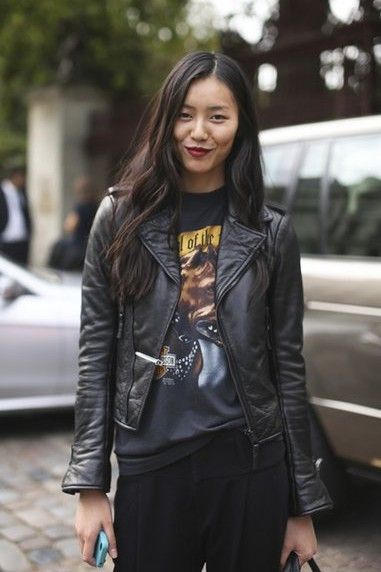 打破秋冬沉闷 看欧美潮人多彩皮衣风格街拍