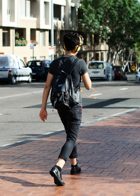 欧美型男街拍　卷裤脚释放内心闷骚