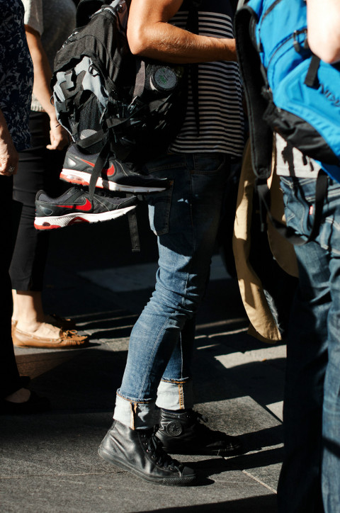 欧美型男街拍　卷裤脚释放内心闷骚