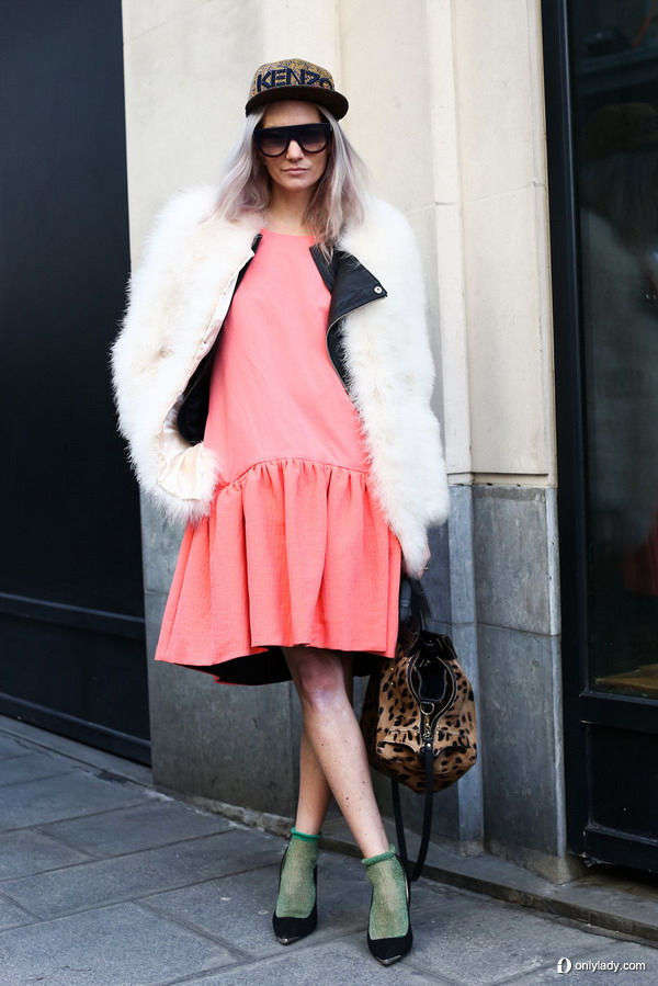 欧美潮女街拍 看时尚达人玩转街头粉色装扮