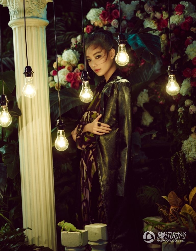 倪妮变身暗黑花仙子 花丛写真美似油画