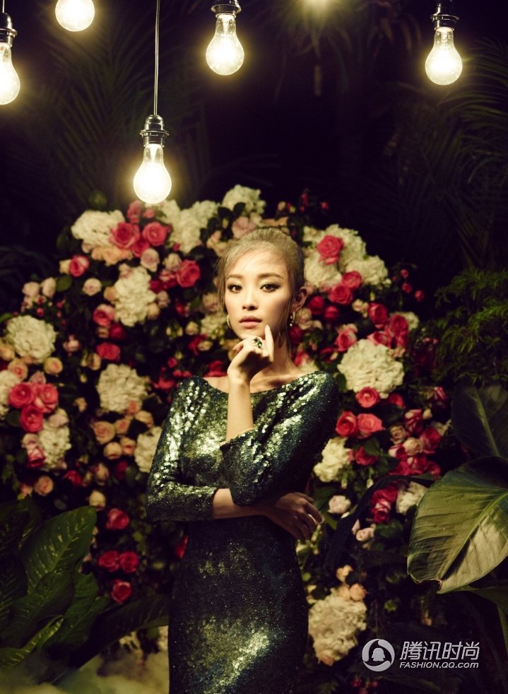 倪妮变身暗黑花仙子 花丛写真美似油画