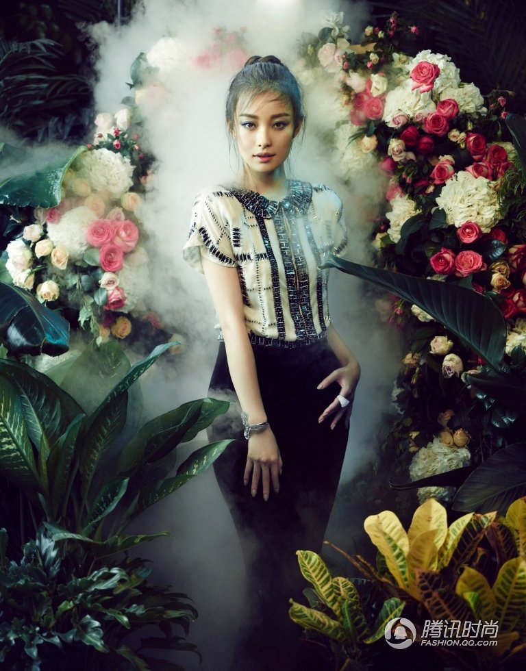 倪妮变身暗黑花仙子 花丛写真美似油画