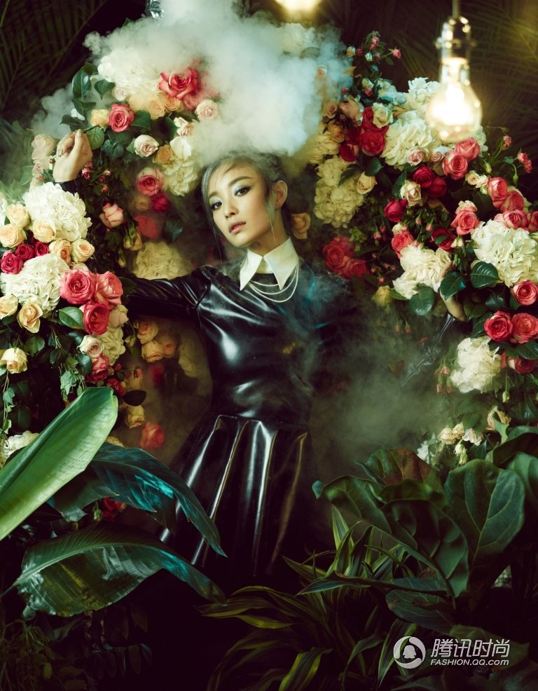 倪妮变身暗黑花仙子 花丛写真美似油画