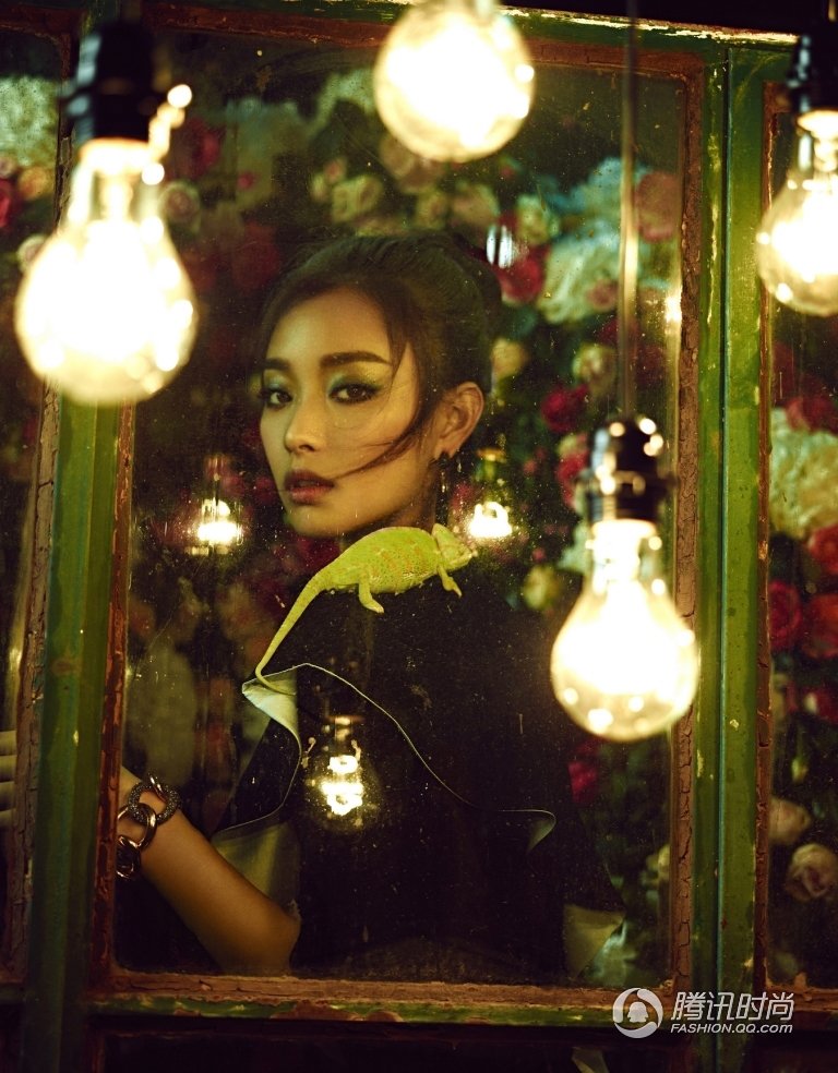倪妮变身暗黑花仙子 花丛写真美似油画