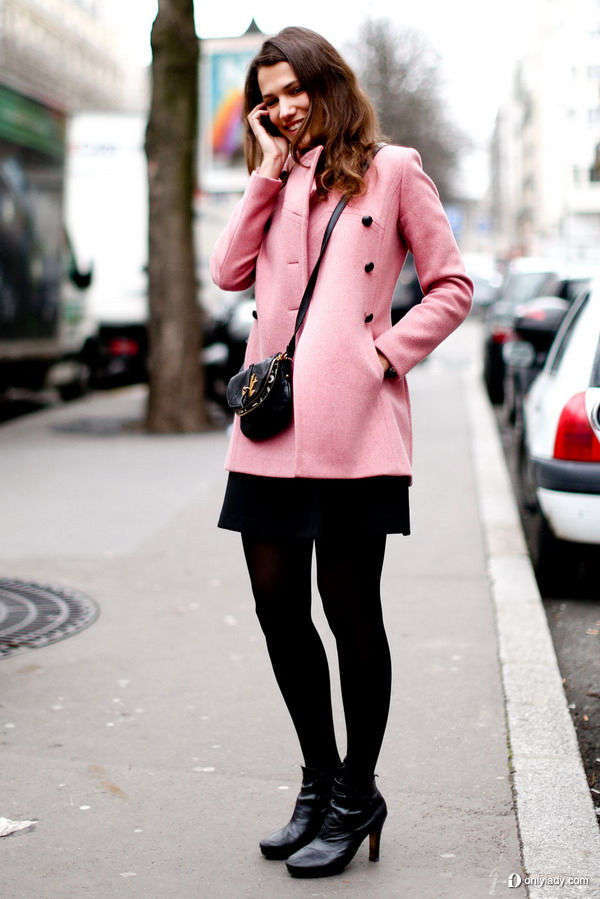 欧美潮女街拍 看时尚达人玩转街头粉色装扮