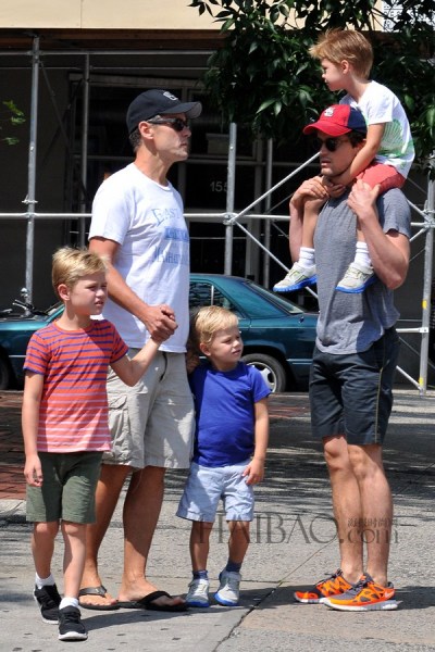 欧美明星同性情侣街拍合辑：哪对更有爱？