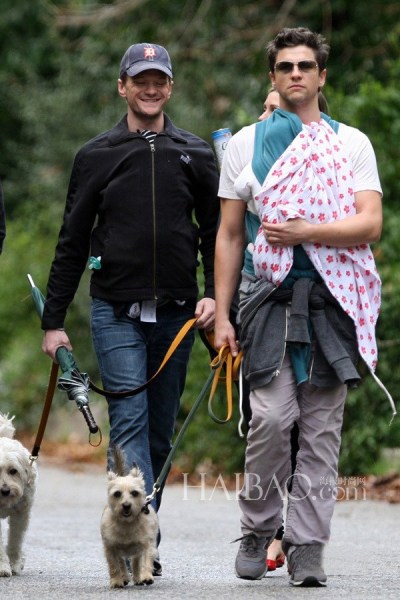 欧美明星同性情侣街拍合辑：哪对更有爱？