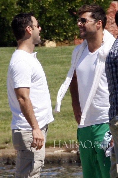 欧美明星同性情侣街拍合辑：哪对更有爱？