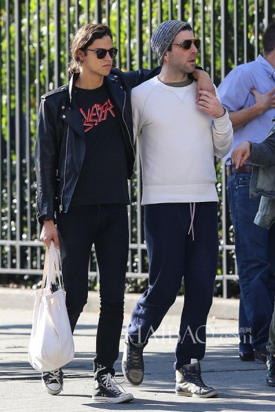 欧美明星同性情侣街拍合辑：哪对更有爱？