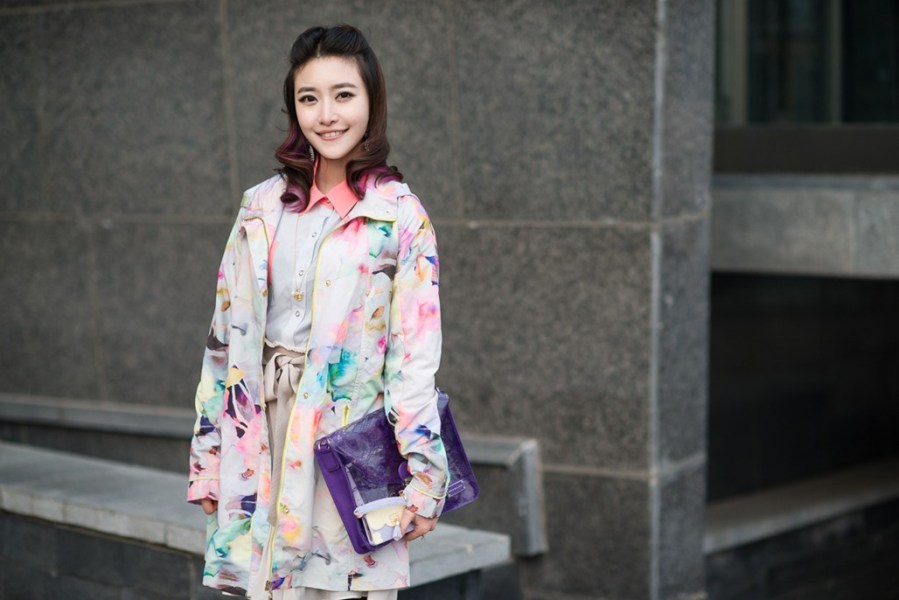 徐子淳圣诞多彩街拍 亮色穿搭独具风格