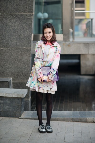 徐子淳圣诞多彩街拍 亮色穿搭独具风格