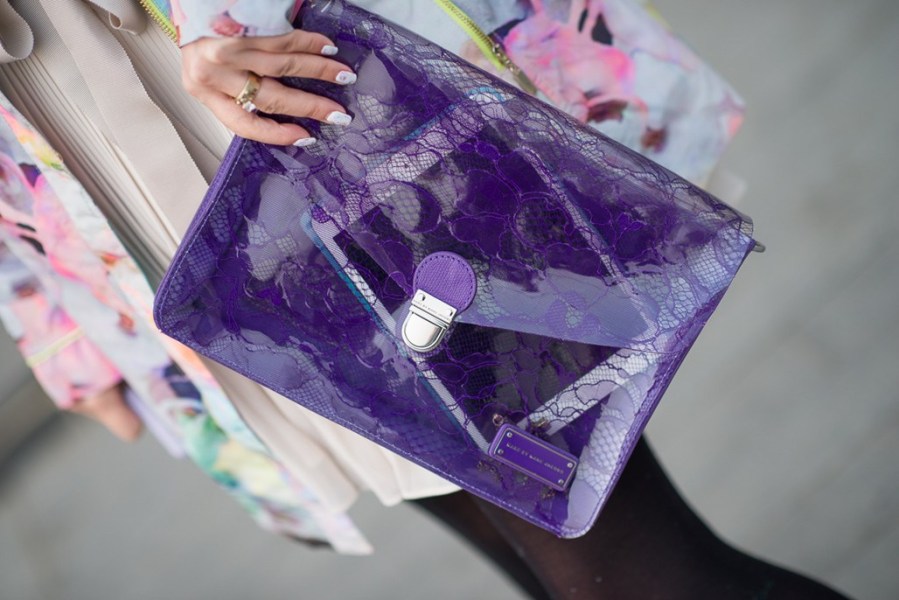 徐子淳圣诞多彩街拍 亮色穿搭独具风格