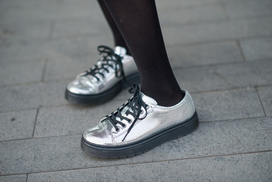 徐子淳圣诞多彩街拍 亮色穿搭独具风格