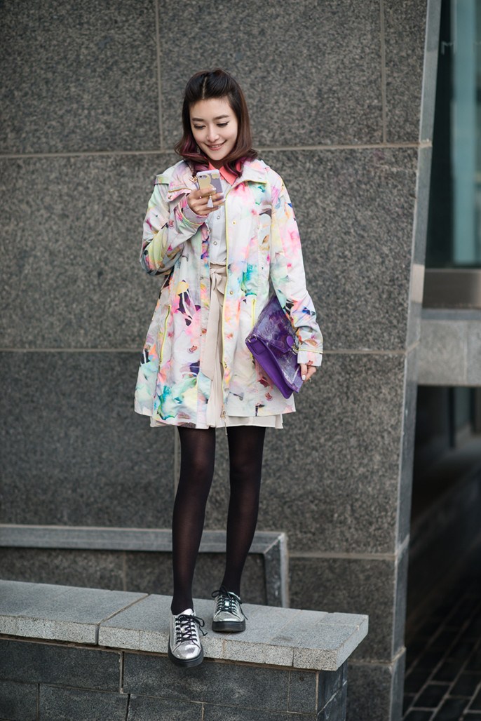 徐子淳圣诞多彩街拍 亮色穿搭独具风格