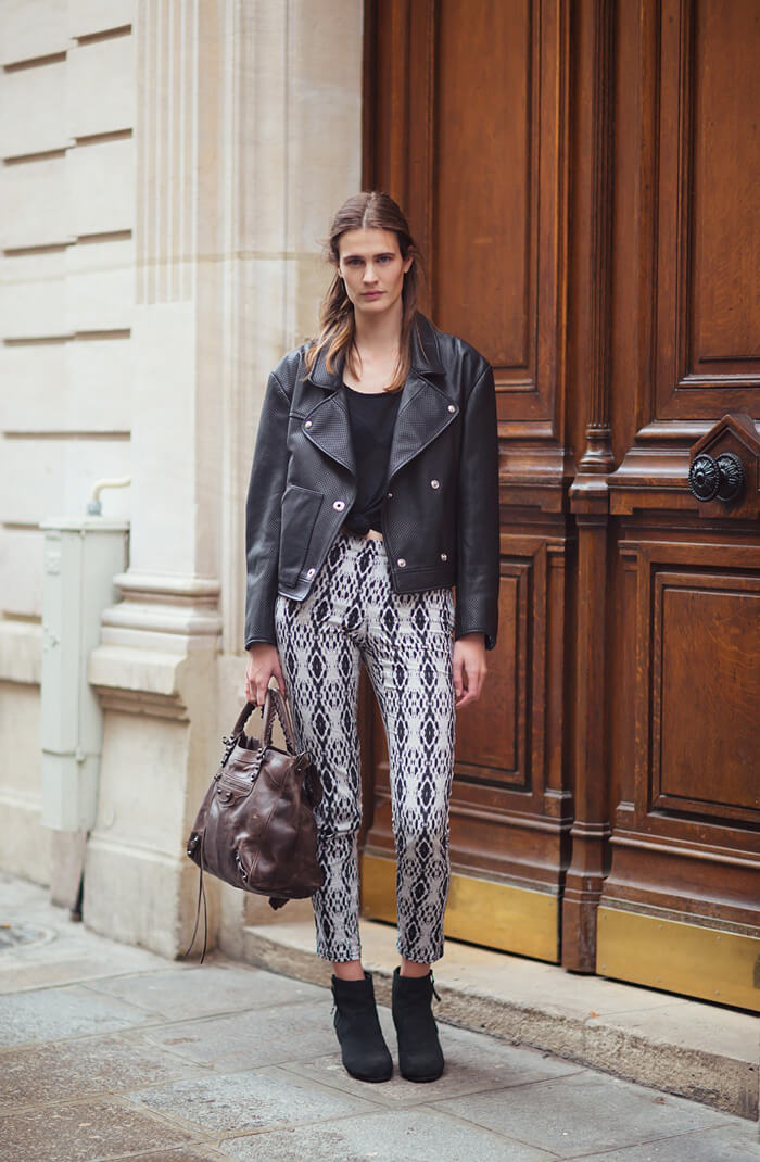 欧美潮女街拍 皮衣搭出硬朗感