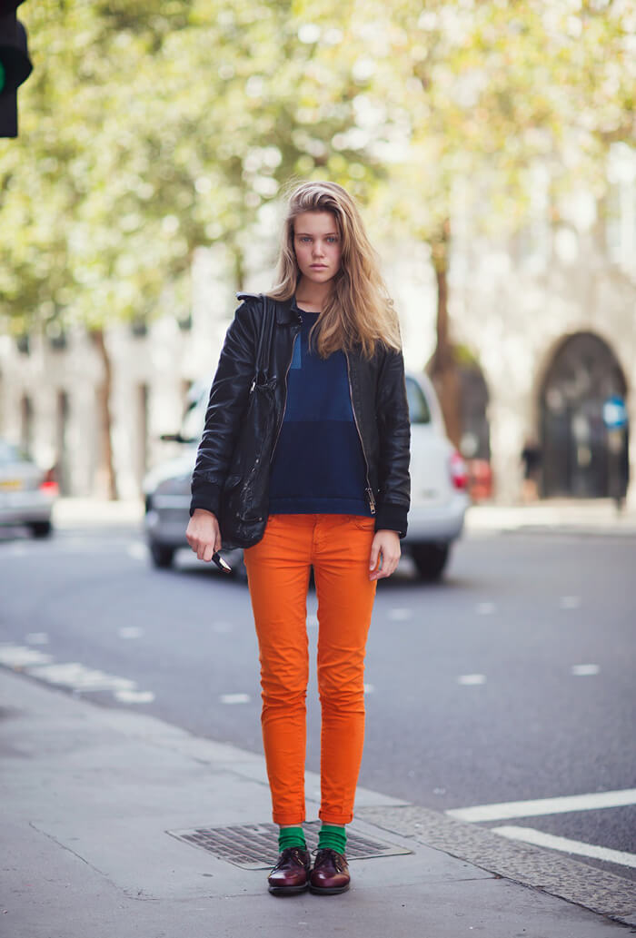 欧美潮女街拍 皮衣搭出硬朗感
