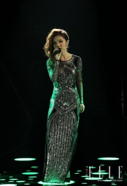 邓紫棋穿衣经 纤细身材演绎强烈力量