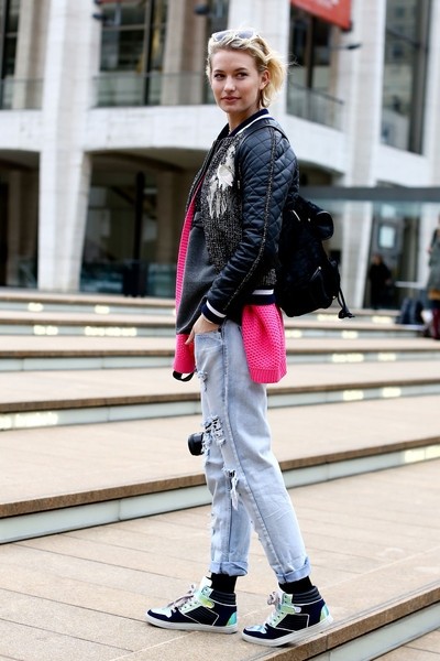 不管穿什么 配运动鞋方显时髦